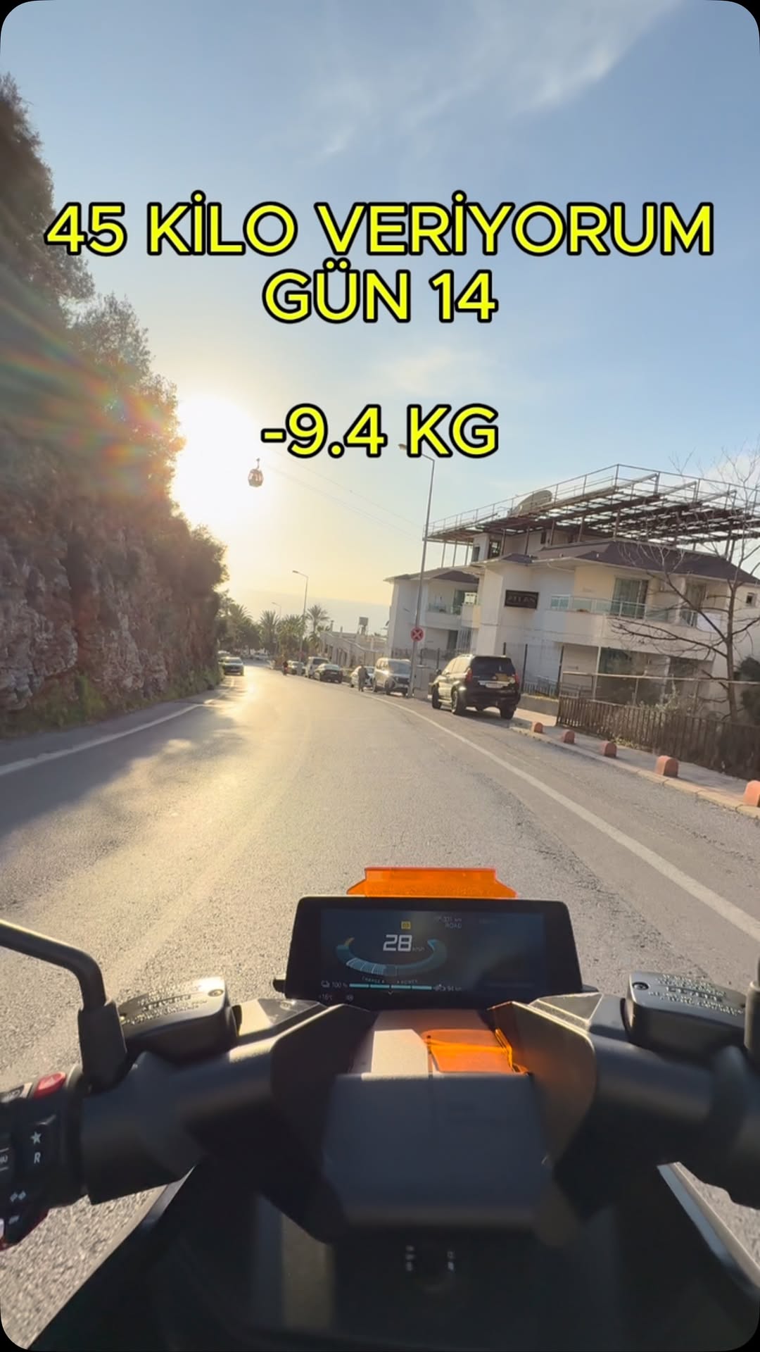 Bugün tartı bana güzel bir sürpriz yaptı: 900 GR daha verdik! 📉 Üstüne 4 KM yürüdüm, 567 kalori yaktım! Artık boks da işin içinde 🥊 Şimdi işler ciddileşiyor! 😏🔥