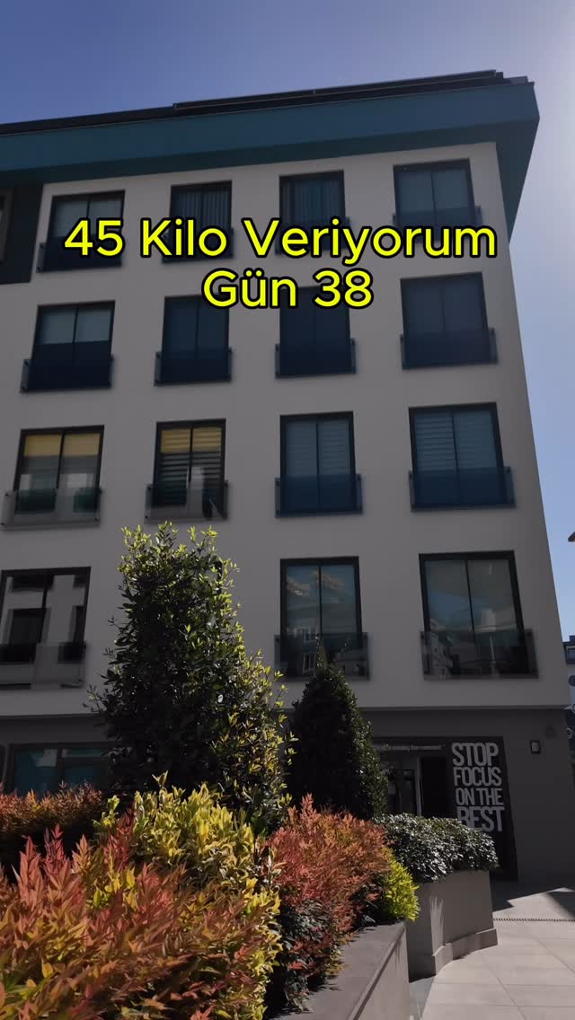 Gün 38. Bugün fitness antrenmanımı tamamladım, tam 660 kalori yaktım. Kiloda bir değişiklik yok ama ben bunun normal olduğunu biliyorum. Bu süreç sabır, disiplin ve istikrar işi. Yolun kendisi bile yeterince güçlü hissettiriyor. Devam! 💥